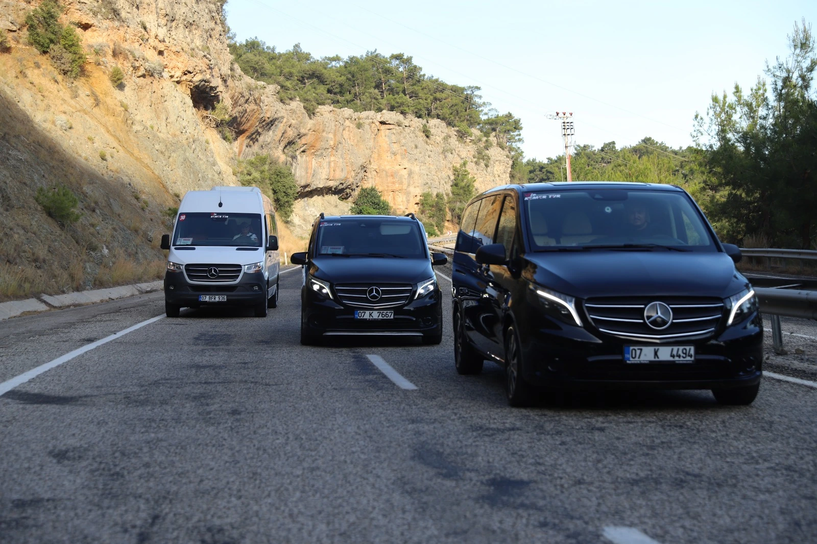 Kemer sahil manzarası - turkuaz deniz ve yeşil dağlar